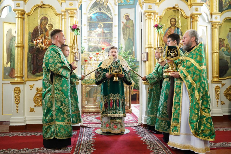 В праздник Святой Троицы (Пятидесятницы) епископ Серафим совершил Божественную литургию в Успенском кафедральном соборе 