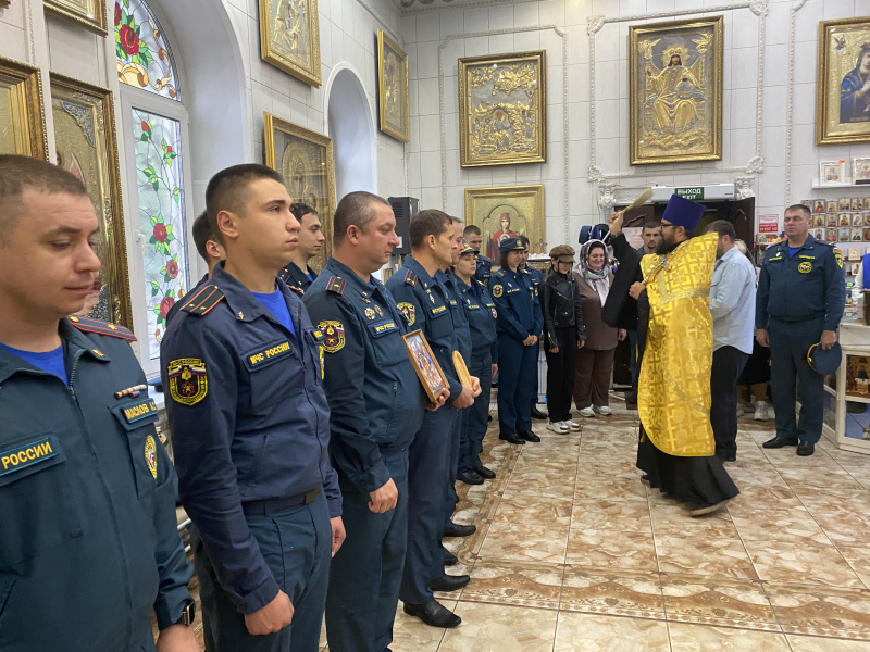 Руководитель отдела по культуре вместе с сотрудниками МЧС совершил крестный ход и молебен Пресвятой Богородице пред иконой «Неопалимая Купина»
