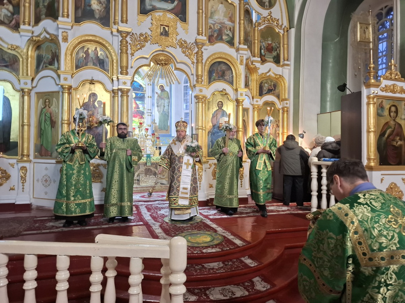 Накануне дня памяти благоверного князя Александра Невского епископ Серафим совершил вечернее богослужение в Успенском кафедральном соборе