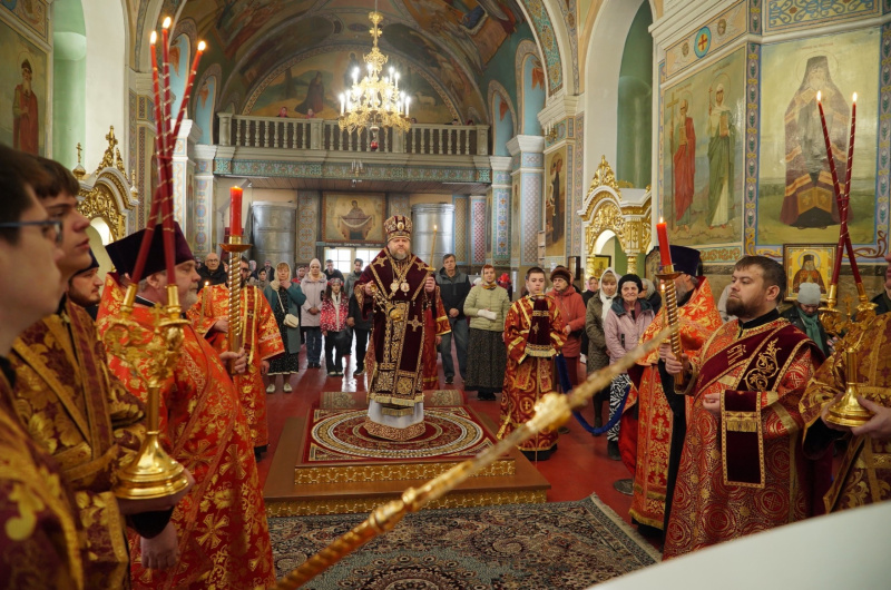 Накануне Недели 2-й по Пасхе епископ Серафим совершил всенощное бдение в Успенском кафедральном соборе