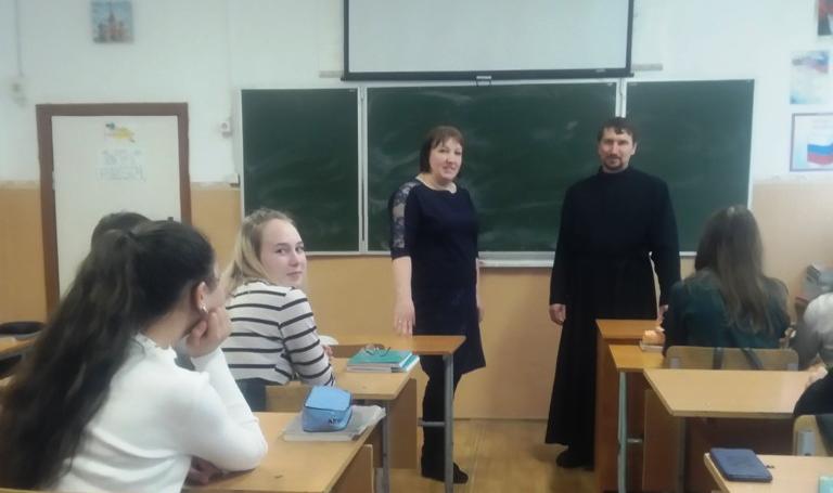В Алтайском благочинии священнослужитель посетил общеобразовательную школу  