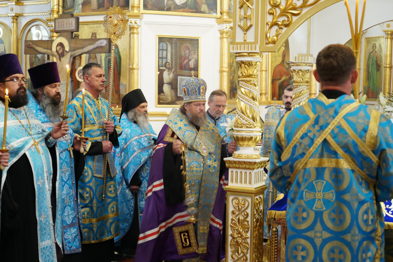 Накануне праздника Успения Пресвятой Богородицы епископ Серафим возглавил служение молебна в Успенском кафедральном соборе 