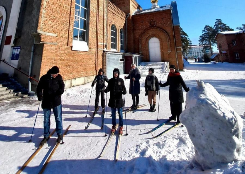 Воспитанники воскресной школы Покровского храма Свято-Макарьевской мужской монашеской общины города Бийска провели лыжную прогулку