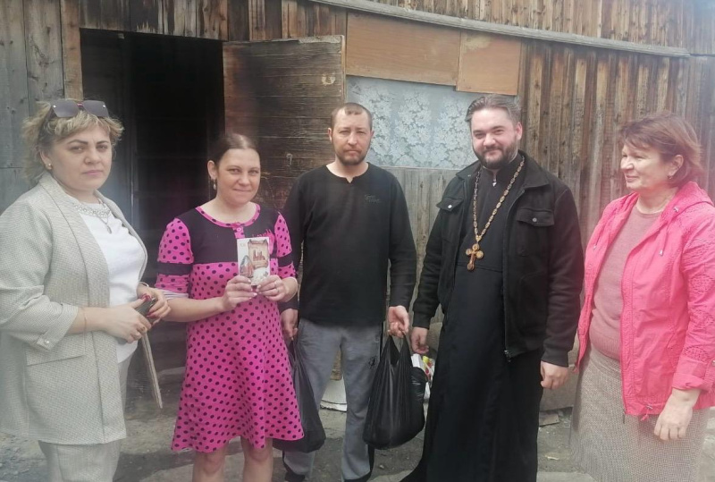 К празднику Пасхи малоимущие семьи Белокурихи получили продуктовые наборы от Бийской епархии 
