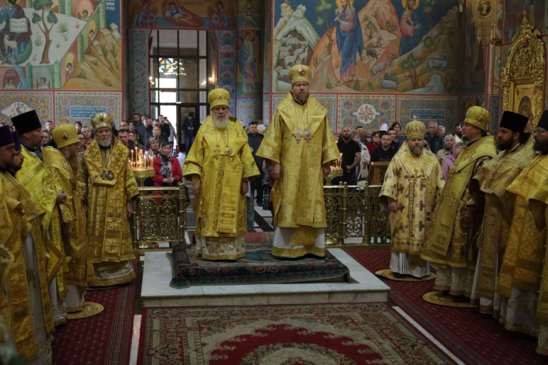 В Неделю 18-ю по Пятидесятнице, по Воздвижении, епископ Серафим принял участие в соборном богослужении в Свято-Троицком кафедральном соборе города Калуги