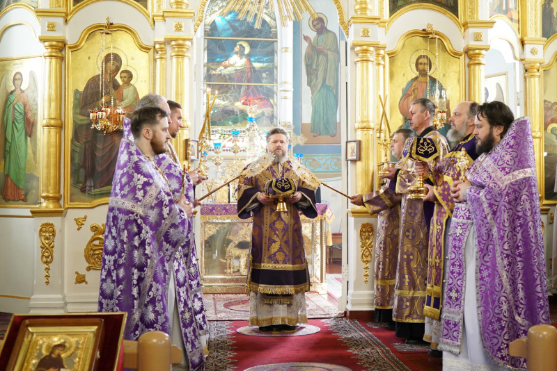 В Великий Четверг епископ Серафим совершил Божественную литургию в Успенском кафедральном соборе 