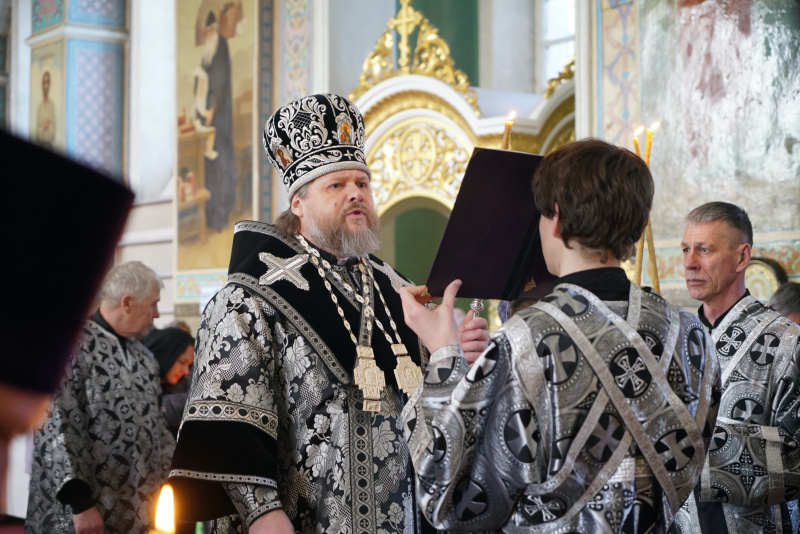 Епископ Серафим совершил утреню с чтением Великого покаянного канона святого Андрея Критского и жития преподобной Марии Египетской 