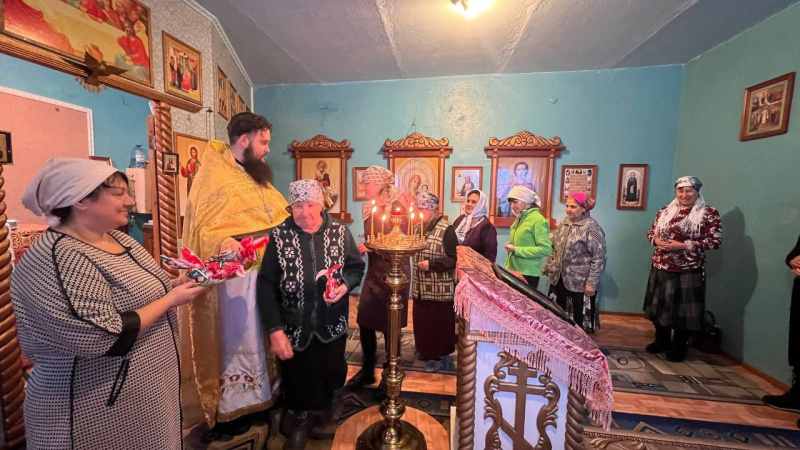 В Рождественский сочельник благочинный Зонального округа посетил с праздничными поздравлениями приходы Зонального района 