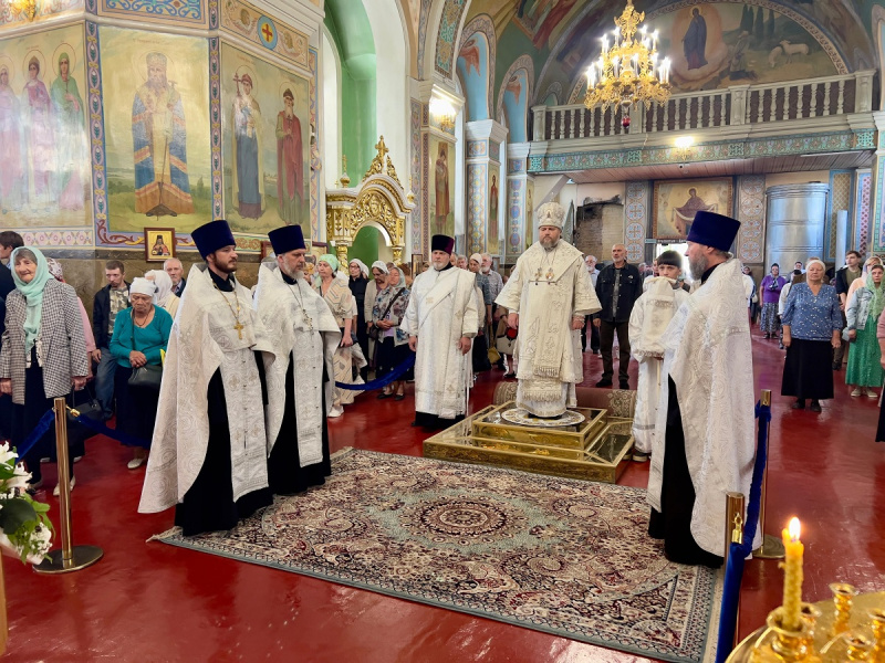 Накануне праздника Преображения Господня епископ Серафим совершил всенощное бдение в Успенском кафедральном соборе