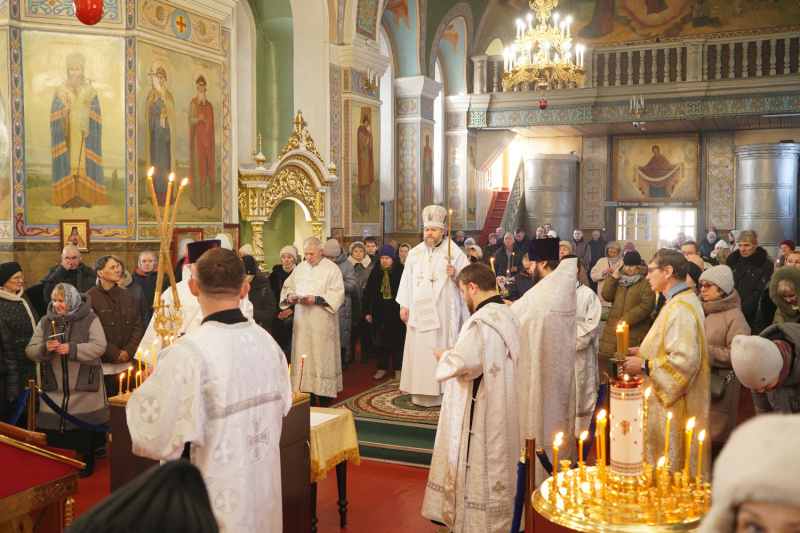 Во Вселенскую (мясопустную) родительскую субботу епископ Серафим совершил Божественную литургию в Успенском кафедральном соборе 