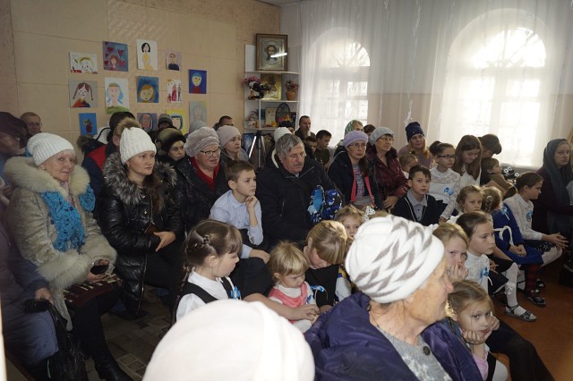 В воскресной школе храме Покрова Пресвятой Богородицы города Бийска дети поздравили мам и бабушек с Днем матери праздничным концертом