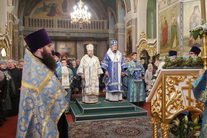 Накануне праздника Введения во храм Пресвятой Богородицы епископ Серафим и епископ Макарий совершили всенощное бдение в Успенском кафедральном соборе