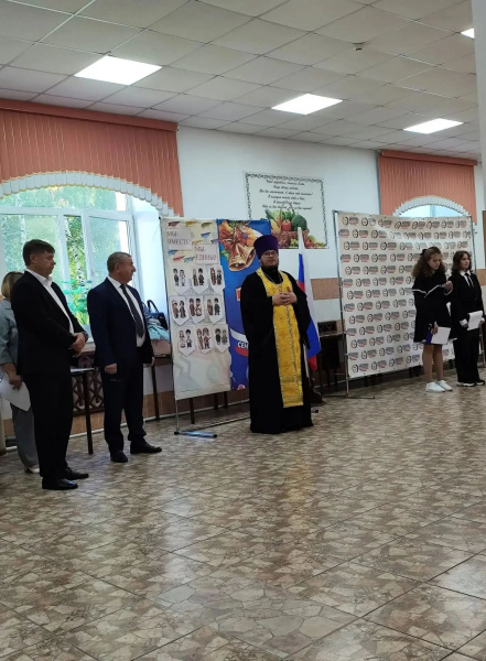 Настоятель храма мученицы Софии и пророка Божия Илии села Бочкари поздравил студентов и преподавателей Бочкаревского лицея с Днем знаний