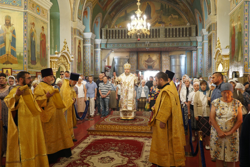  В Неделю 2-ю по Пятидесятнице епископ Серафим совершил Божественную литургию в Успенском кафедральном соборе 