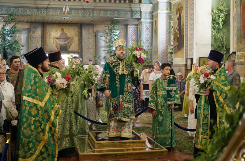 Накануне праздника Святой Троицы (Пятидесятницы) епископ Серафим совершил всенощное бдение в Успенском кафедральном соборе
