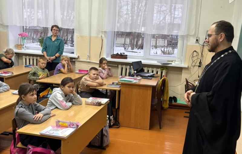 Благочинный Красногорского округа провел беседу с учениками школы, посвященную Дню народного единства