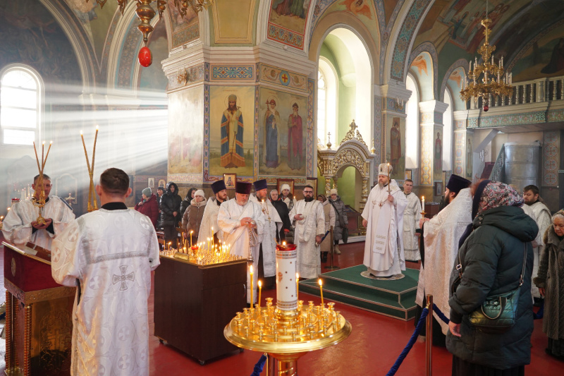 Накануне Вселенской родительской (мясопустной) субботы епископ Серафим совершил парастас в Успенском кафедральном соборе