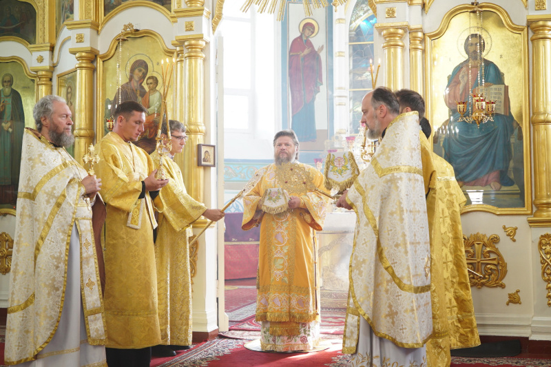 В Неделю 9-ю по Пятидесятнице епископ Серафим совершил Божественную литургию в Успенском кафедральном соборе 