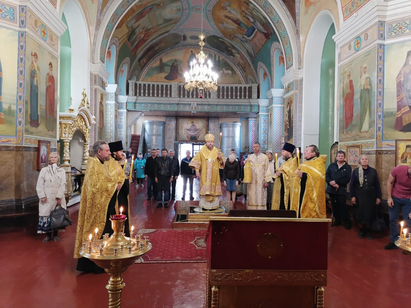 Накануне Недели 15-й по Пятидесятнице епископ Серафим совершил всенощное бдение в Успенском кафедральном соборе