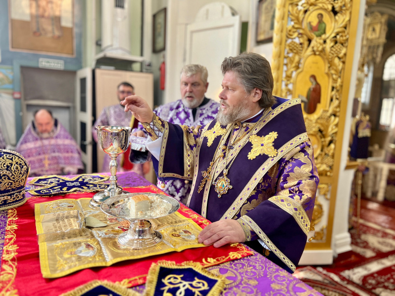 В праздник Происхождения (изнесения) Честных Древ Животворящего Креста Господня епископ Серафим совершил Божественную литургию в Успенском кафедральном соборе