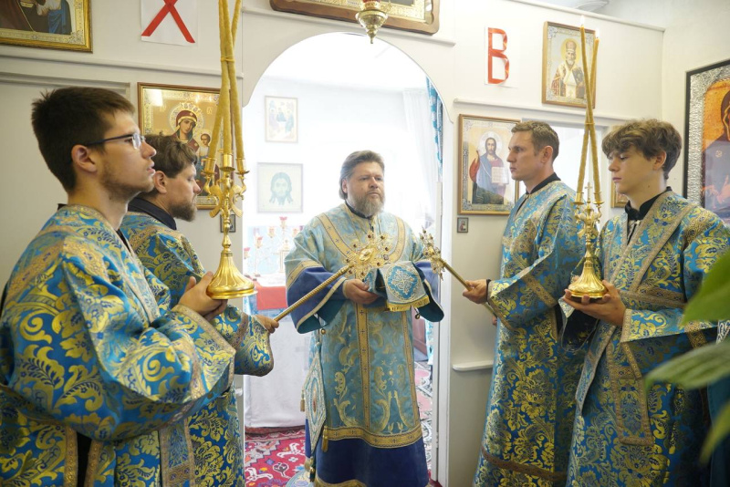 В день празднования Тихвинской иконы Божией Матери епископ Серафим совершил Божественную литургию в Тихвинском храме поселка Боровое