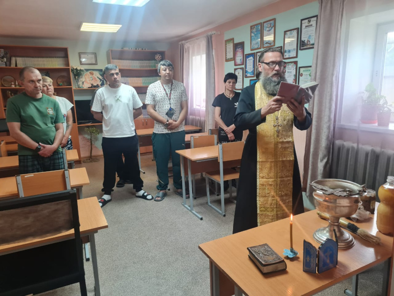 В праздник Медового Спаса помощник благочинного города Бийска по тюремному служению совершил молебен и провел занятие воскресной школы в учреждении ФСИН  