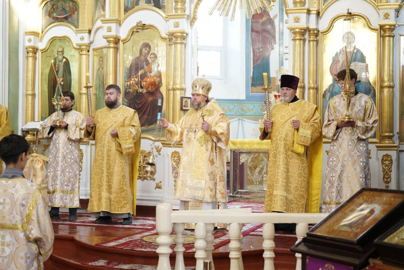 Накануне Недели 5-й по Пятидесятнице епископ Серафим совершил всенощное бдение в Успенском кафедральном соборе