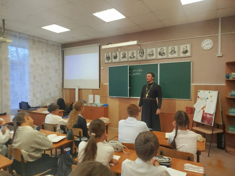Священник Пантелеимоновского собора города Белокурихи провел занятие в школе и благословил учеников 