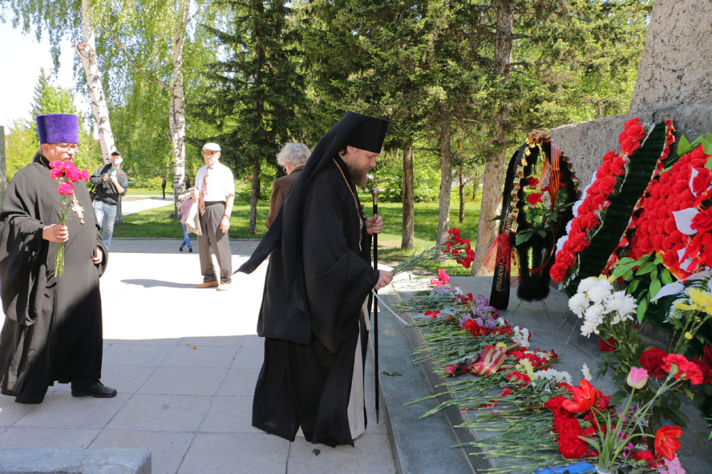 9 мая епископ Бийский и Белокурихинский  Серафим возложил цветы от лица Бийской епархии к мемориалу погибшим войнам в Великой Отечественной Войне 