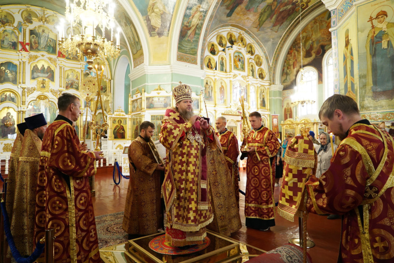 Накануне праздника Усекновения главы Пророка, Предтечи и Крестителя Господня Иоанна епископ Серафим совершил всенощное бдение в Успенском кафедральном соборе