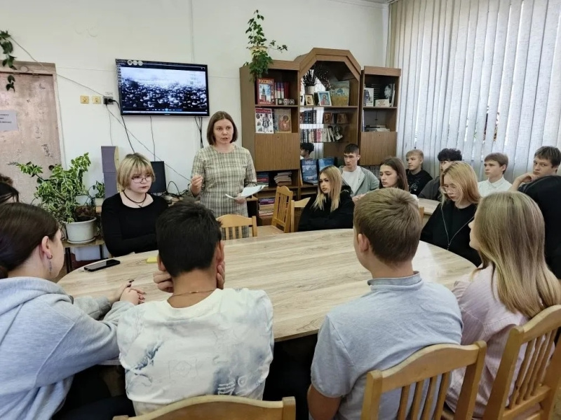 В преддверии Дня памяти жертв политических репрессий сотрудник ОРОиК рассказала бийским гимназистам о репрессированных священнослужителях Алтайского края 