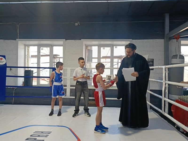 Руководитель отдела по спорту и физической культуре принял участие в открытии боксерского турнира в спортивном клубе благоверного князя Александра Невского