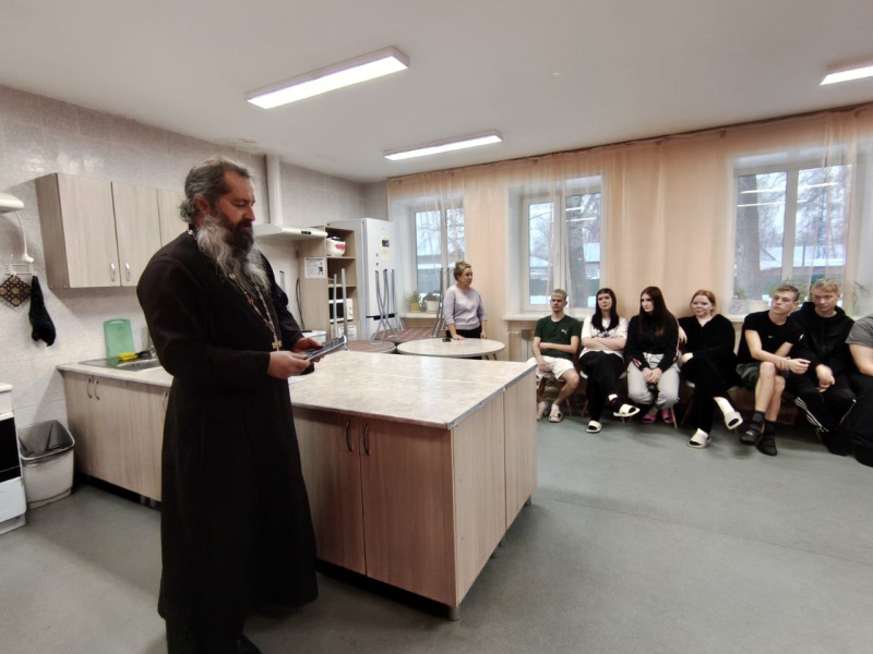 Настоятель храма Смоленской иконы Божией Матери села Смоленское провел просветительскую беседу с воспитанниками лицея