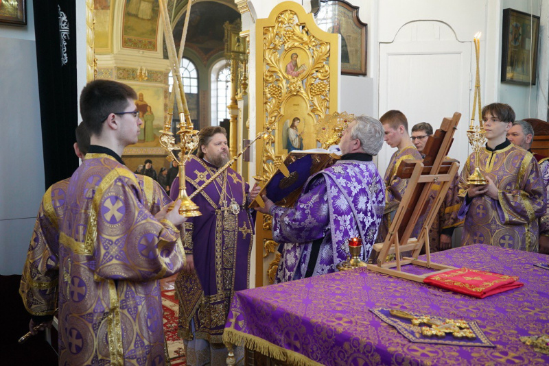 Накануне Недели 3-й Великого поста, Крестопоклонной, епископ Серафим совершил всенощное бдение с чином выноса Креста в Успенском кафедральном соборе 