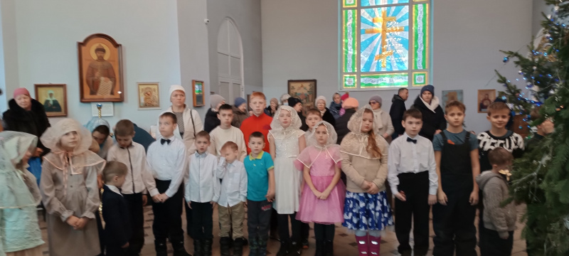 В Рождественские дни воспитанники воскресной школы Покровского храма Свято-Макарьевской монашеской общины поздравили прихожан стихами и колядками, посвященными Рождеству Христову