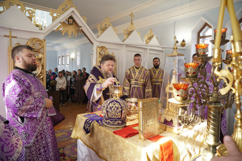 В праздник Крестовоздвижения епископ Серафим совершил Божественную литургию в храме святителя Димитрия Ростовского Бийского архиерейского подворья