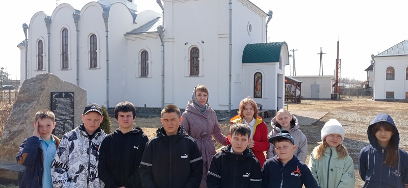 Ученики школы села Верх-Катунское посетили с экскурсией храм преподобного Сергия Радонежского