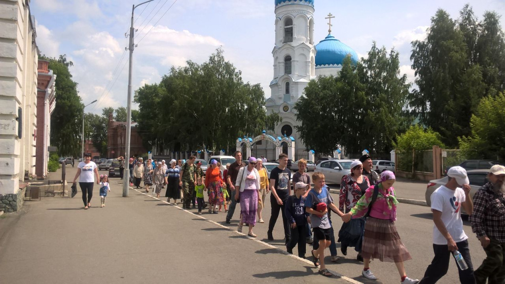 В Бийске начался крестный ход в село Коробейниково 