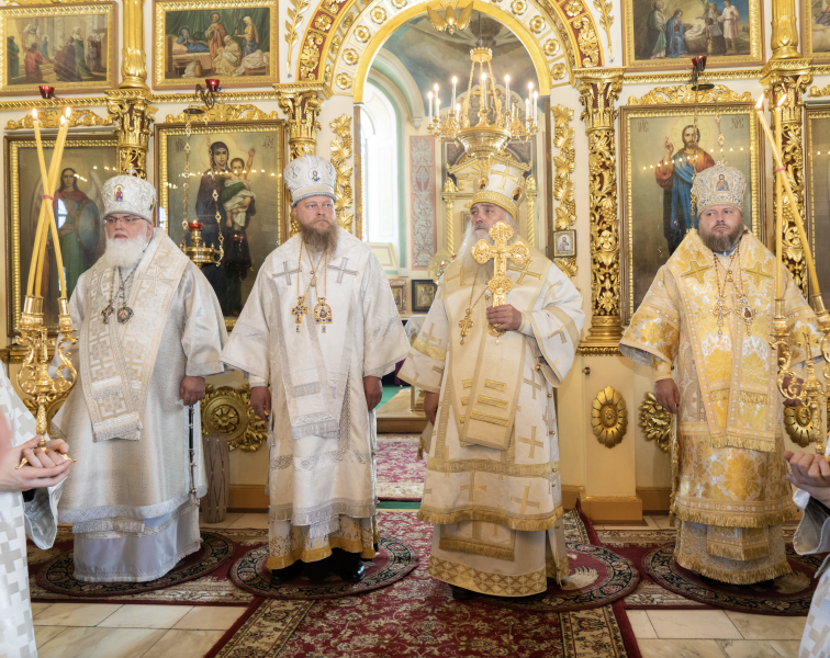 Епископ Серафим принял участие в торжественном воскресном богослужении в Покровском кафедральном соборе города Барнаула