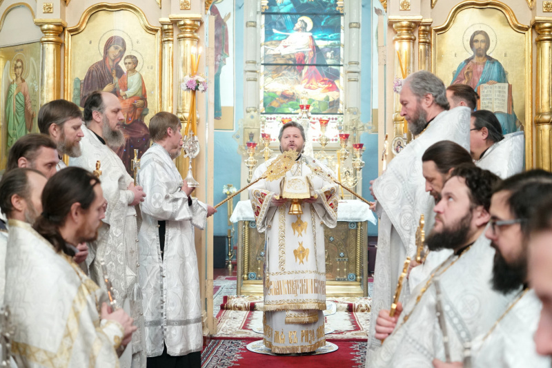 Преосвященный Серафим совершил Божественную литургию в праздник Собора Пресвятой Богородицы
