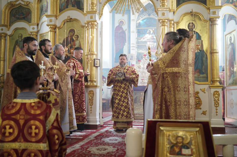 В день празднования Третьего обретения главы Иоанна Предтечи епископ Серафим совершил Божественную литургию в Успенском кафедральном соборе
