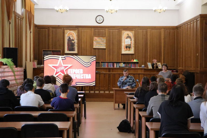 Руководитель отдела по взаимодействию с вооруженными силами и правоохранительными органами организовал встречу ветерана СВО со школьниками в городской библиотеке 