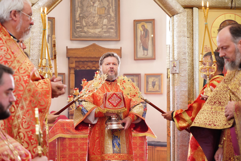 В день памяти великомученика и целителя Пантелеимона епископ Серафим совершил Божественную литургию в Пантелеимоновском соборе города Белокуриха  