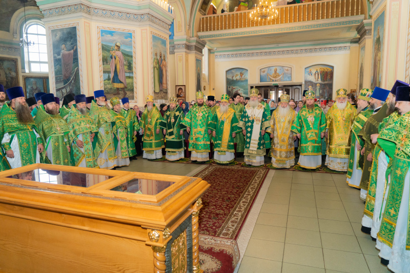 Божественная литургия в день памяти преподобного Макария Алтайского в Покровском кафедральном соборе города Барнаула 
