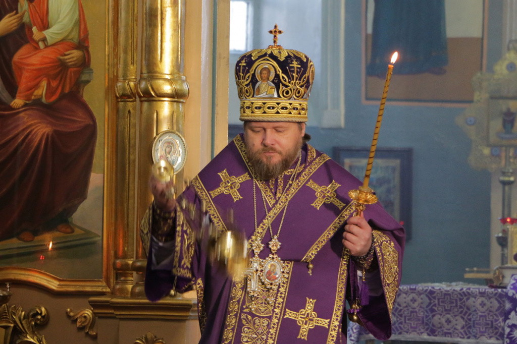 Накануне 5-й Недели Великого Поста, епископ Бийский и Белокурихинский Серафим совершил Всенощное бдение 