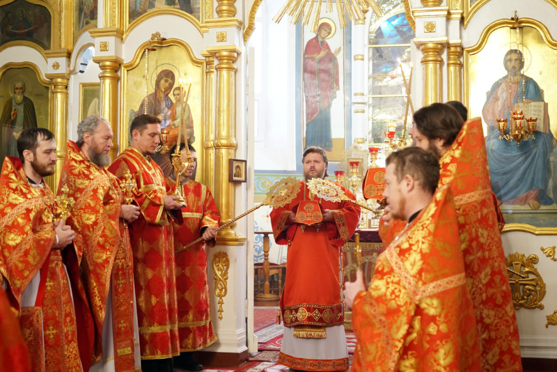 В день празднования Собора Архистратига Михаила епископ Серафим совершил Божественную литургию в Успенском кафедральном соборе 