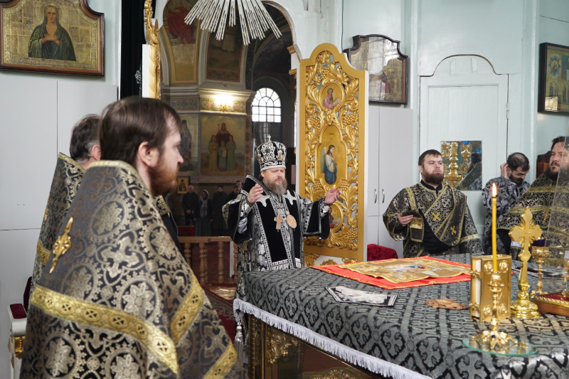 В Великий Вторник епископ Серафим совершил литургию Преждеосвященных Даров в Успенском кафедральном соборе 