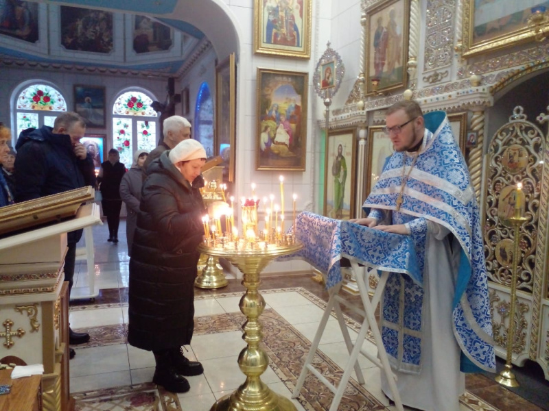 В день празднования иконы Божией Матери «Казанская» и День народного единства настоятель храма Покрова Божией Матери города Бийска совершил праздничное богослужение и провел тематическую беседу 