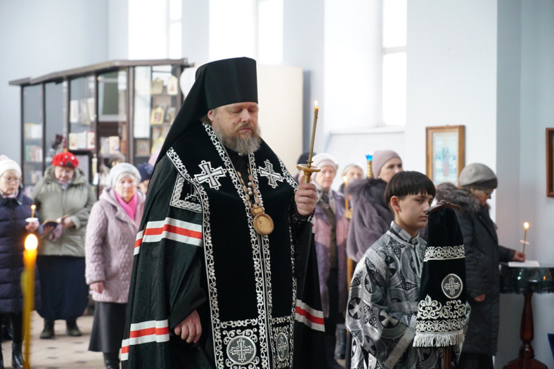 В четверг первой седмицы Великого поста епископ Серафим совершил великое повечерие с чтением канона прп. Андрея Критского в храме Покрова Пресвятой Богородицы города Бийска