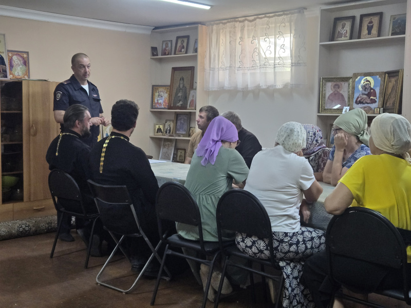 С сотрудниками Пантелеимоновского собора города Белокурихи состоялась профилактическая беседа по предупреждению мошеннических действий по телефону 